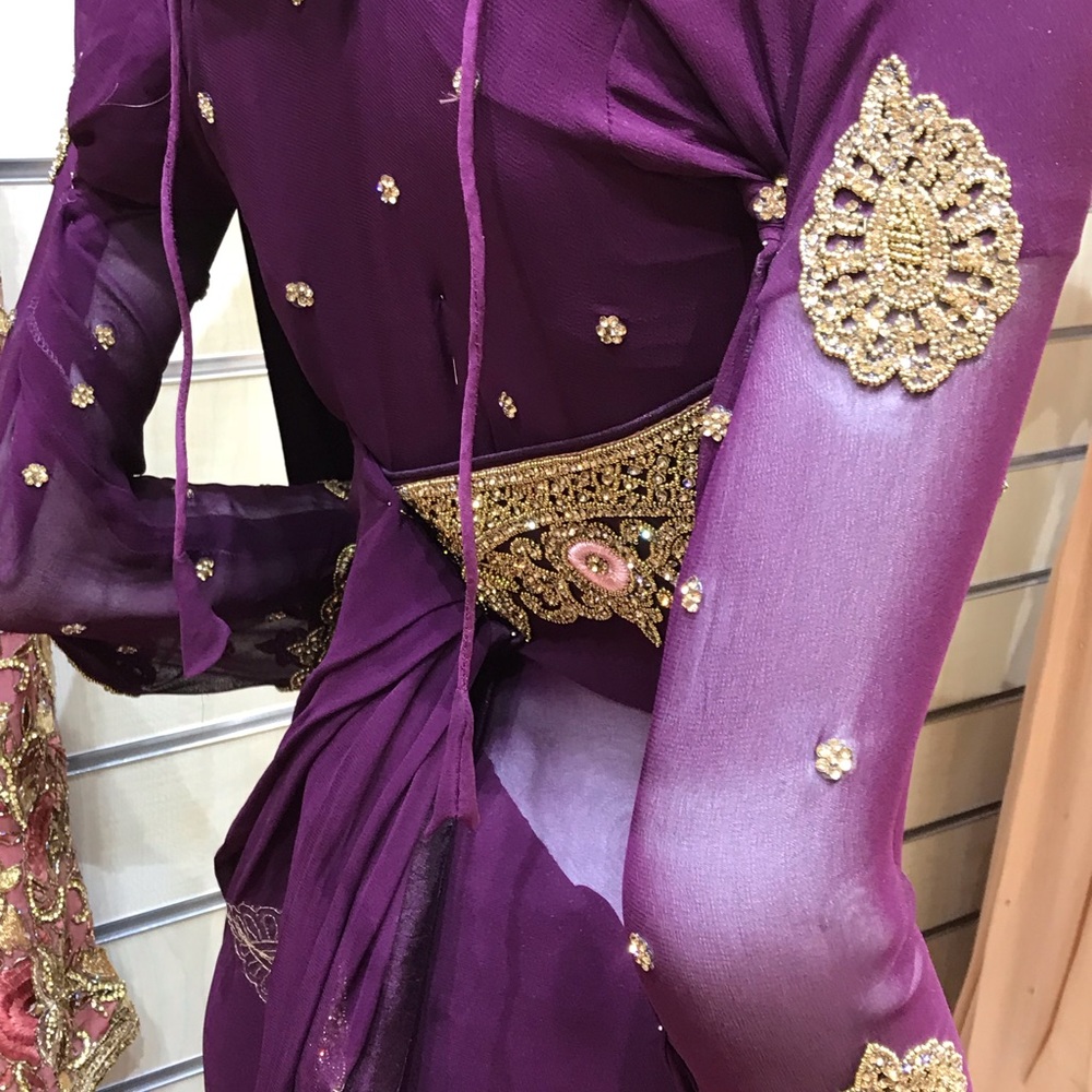 Elegant Purple Embellished Wedding Saree Dress - Picture 4 of 8